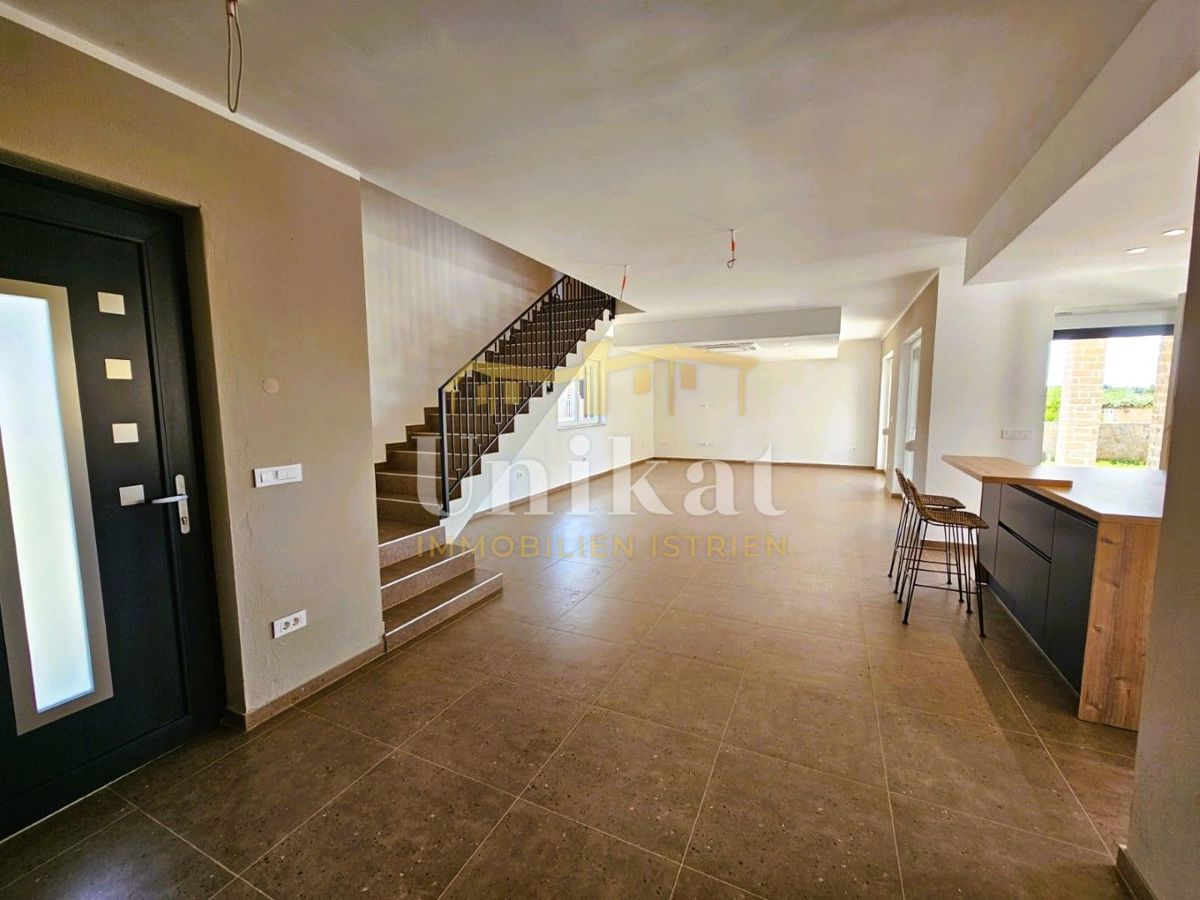 Novogradnja: hiša s 3 spalnicami in bazenom - pogled na morje